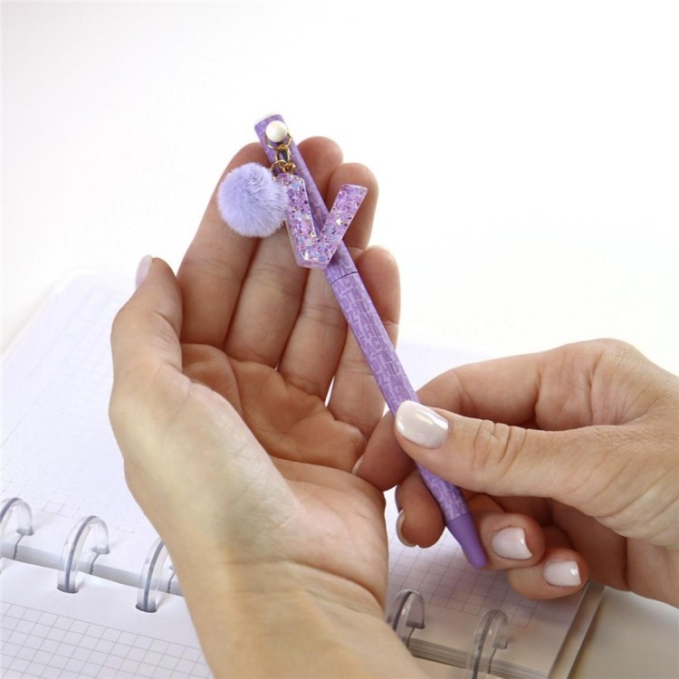 8435458184170 Bolígrafo lila letra V con pompón – 1