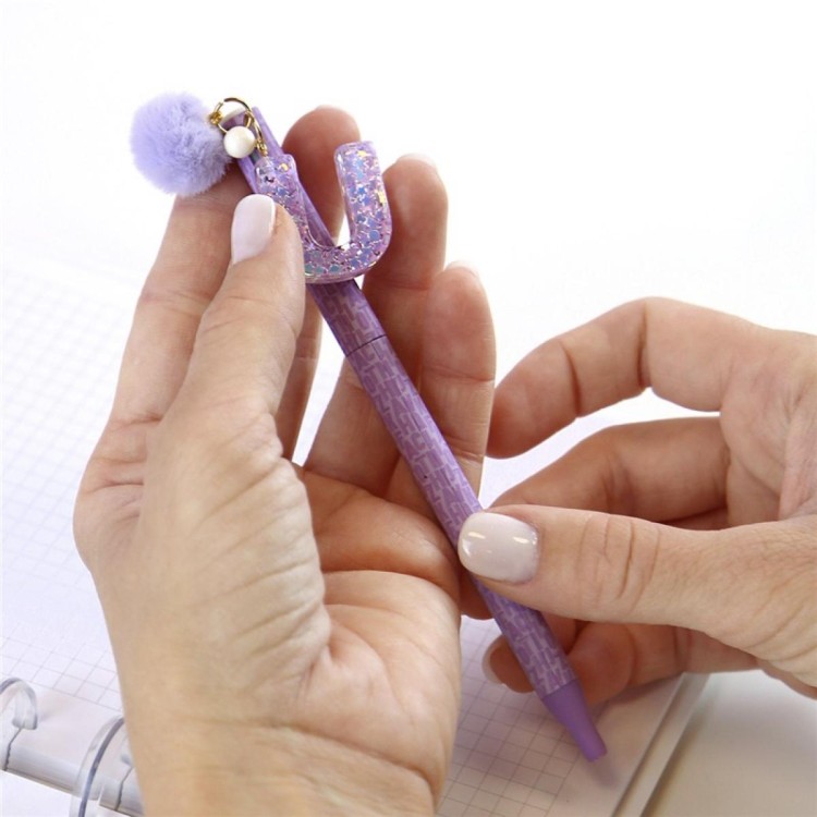 8435458184187 Bolígrafo lila letra U con pompón – 1
