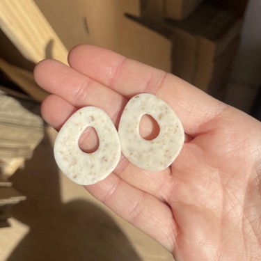 2100002095269 (1) Pendientes Koba beige virutas –  1