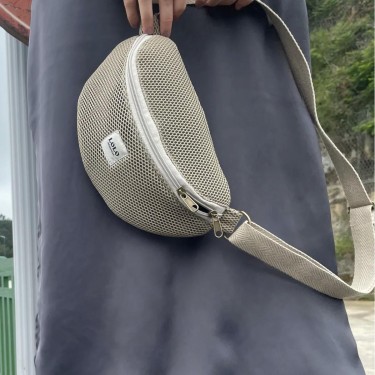 2100002095320 (1) Riñonera malla 3D taupe bandoler 1