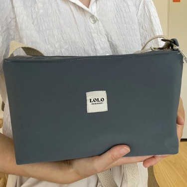 2100002095337 (1) Bolso rectangular azul grisáceo  1