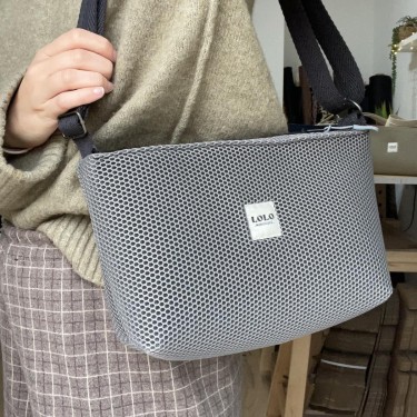 2100002095344 (1) Bolso rectangular malla 3D gris  1