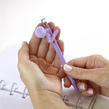 8435458184170 Bolígrafo lila letra V con pompón –  1
